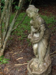 pic of aunt w statue lg